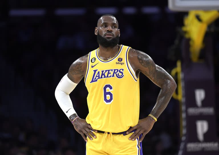 LeBron James no tuvo su mejor noche y los Lakers cayeron por 30 puntos en su primer juego de pretemporada