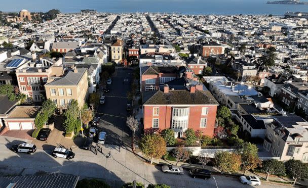 PHOTO: In an aerial view, San Francisco police officers and F.B.I. agents gather in front of the home of Speaker of the House Nancy Pelosi  on Oct. 28, 2022 in San Francisco. Paul Pelosi, the husband of Nancy Pelosi, was violently attacked in their home.  (Justin Sullivan/Getty Images)