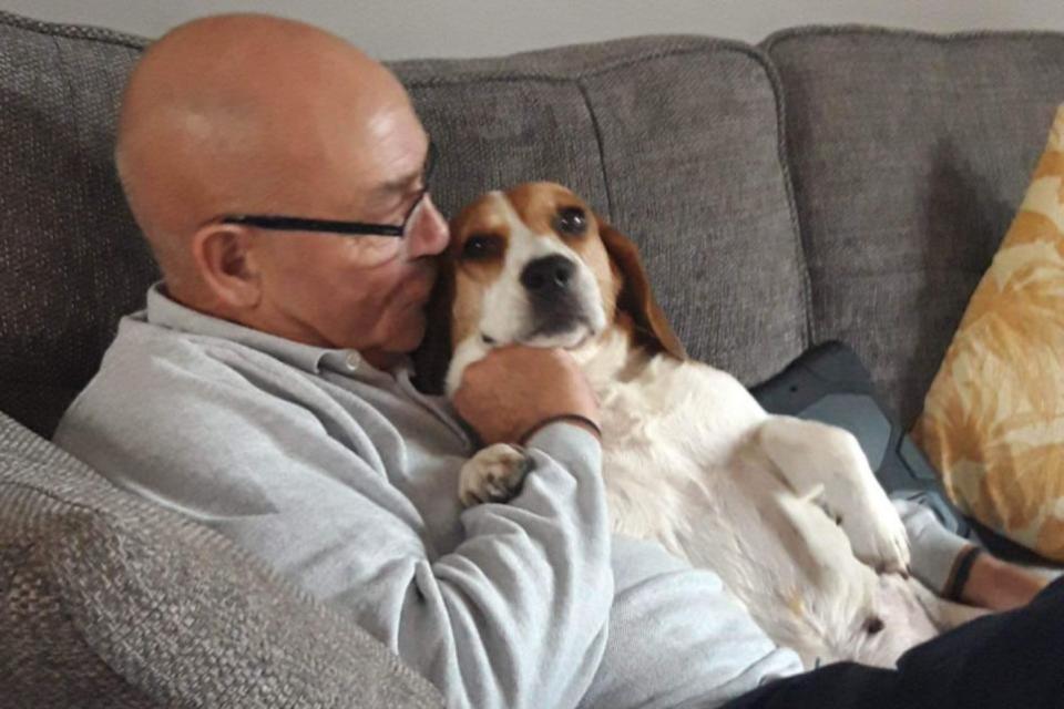 Echo: Pflegeeltern – Ronnie mit einem der Hunde, die er vorübergehend bei sich aufnahm