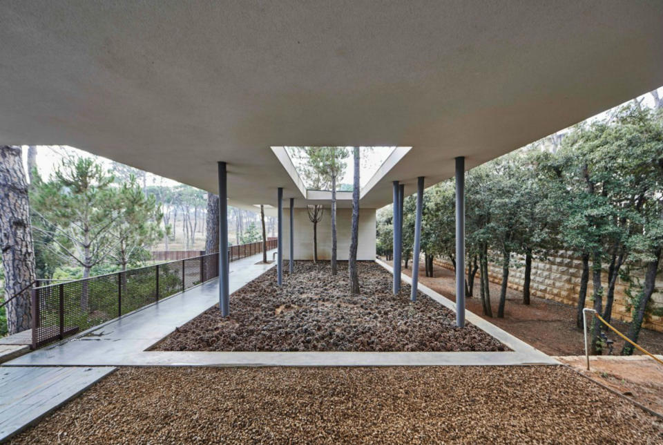 <p>Hace unos años encargaron su reforma al estudio libanés Nabil Gholam Architects, que tardó mucho tiempo en buscarle un nuevo uso al edificio hasta que finalmente decidieron convertirlo en una vivienda. (Foto: <a rel="nofollow noopener" href="http://www.nabilgholam.com/project.15" target="_blank" data-ylk="slk:Nabil Gholam Architects;elm:context_link;itc:0;sec:content-canvas" class="link ">Nabil Gholam Architects</a>). </p>