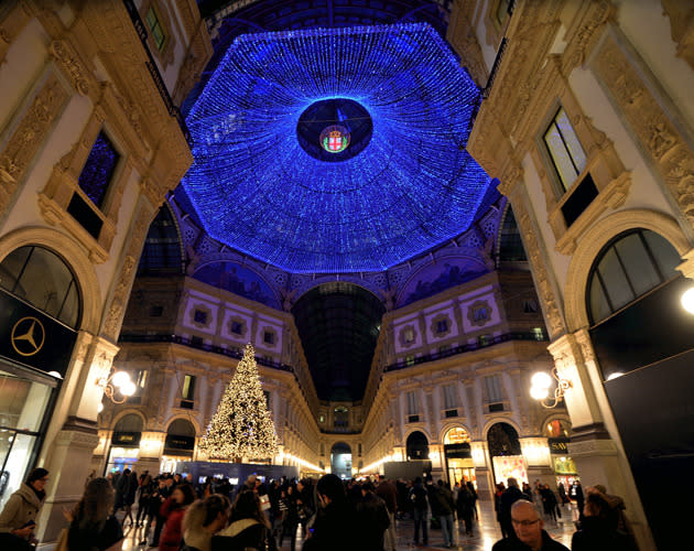 Auch Mailands berühmte Einkaufsgalerie „Galleria Vittorio Emanuele II“ wird jedes Jahr erneut mit Lichterketten dekoriert, um die shoppenden Menschen ganz nebenbei zu verzücken. (Bild: Getty Images)