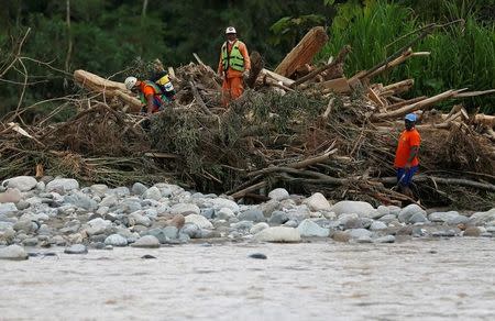 Rescuers look for bodies in the river after flooding and mudslides caused by heavy rains in Mocoa, Colombia April 2, 2017. REUTERS/Jaime Saldarriaga