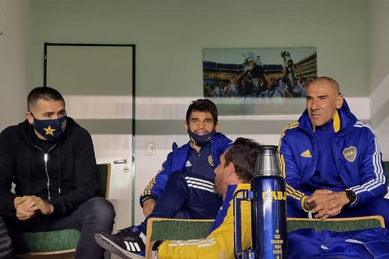 Juan Román Riquelme con Hugo Ibarra y el Cata Díaz en un palco de la cancha de Banfield