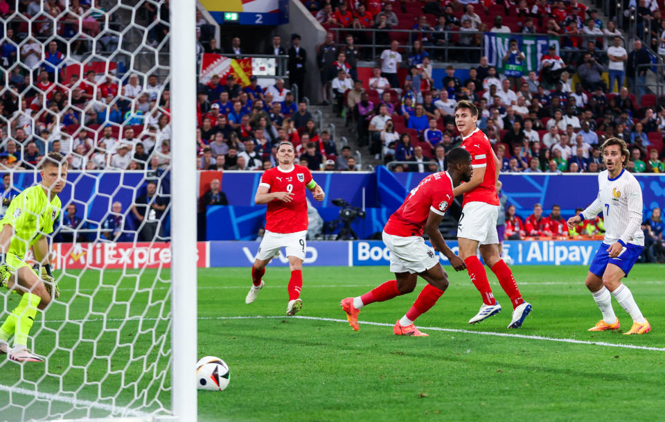 在自家的奧地利球員只能看著球滾進自家球門。(Photo by Andrzej Iwanczuk/NurPhoto via Getty Images)
