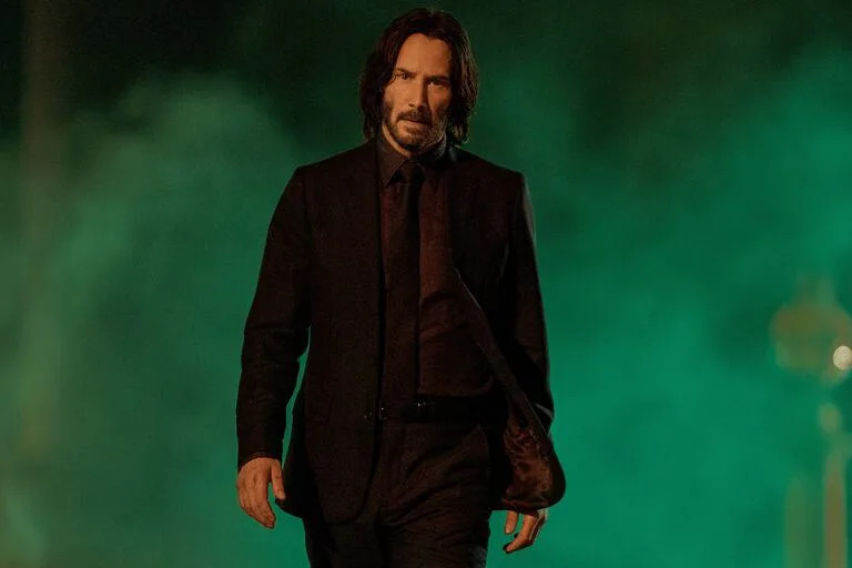 Keanu Reeves, en una escena de la última película que estrenó John Wick 4. El actor cuenta con más de 100 trabajos acreditados en cine, entre ellos éxitos como Máxima velocidad, El abogado del diablo y la saga Matrix, que tuvo una no tan feliz cuarta entrega en 2021