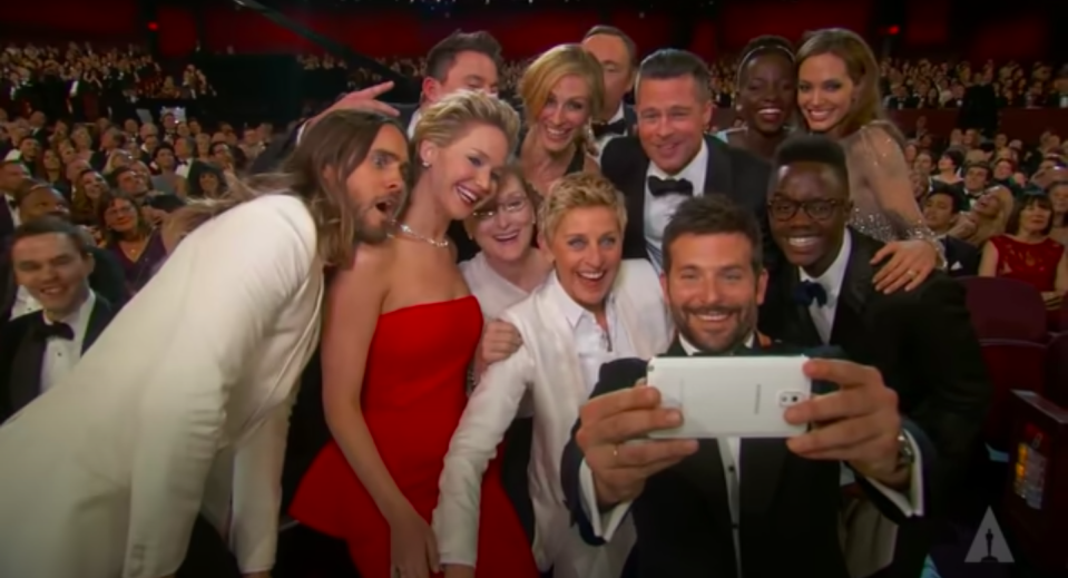 Jared Leto, Jennifer Lawrence, Julia Roberts, Brad Pitt, Angelina Jolie, Bradley Cooper, Ellen, Meryl Streep, Lupita N'yongo taking a selfie