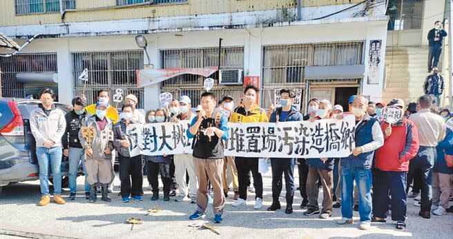 苗栗縣政府針對造橋鄉大桃坪土石方資源堆置場設置案，20日舉行環境影響說明書公開會議，在地居民認為有汙染疑慮，組成自救會拉白布條抗爭。（李京昇攝）