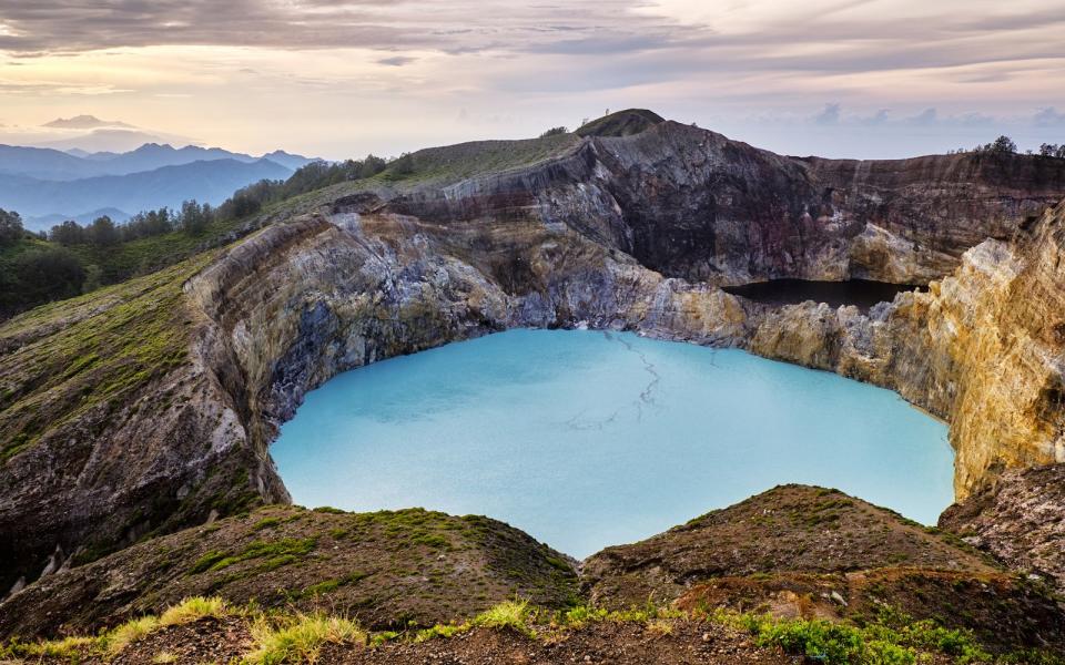 Der Vulkan Kelimutu auf der indonesischen Insel Flores hält gleich eine doppelte Überraschung bereit: Die nebeneinander liegenden Kraterseen haben nicht nur besondere Farben, sie wechseln sie auch noch ständig - vollständig unabhängig voneinander ... (Bild: iStock / tanutkij wangsittidej)