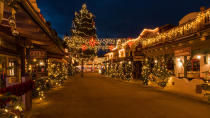 Howdy, willkommen zum Western-Weihnachtsmarkt! Statt "Stille Nacht“ klingt Country-Musik in der Westernstadt zwischen Deggendorf und Passau. Plätzchen, Punsch und Frosty der Schneemann werden hier in einer wirklich besonderen internationalen Atmosphäre inszeniert. Bis zum 22. Dezember, weitere Infos unter https://www.pullmancity.de (Bild: Pullmancity)