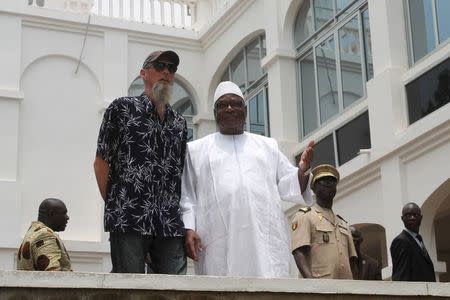 Sjaak Rijke, a former Dutch hostage freed from an al Qaeda-linked group in Mali speaks with Malian President Ibrahim Boubacar Keita (R) at the presidential palace in Bamako April 7, 2015. REUTERS/Adama Diarra