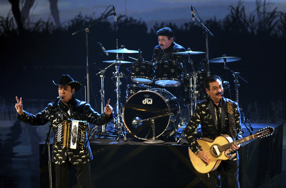 Los Tigres del Norte durante su presentación en la 21a entrega anual del Latin Grammy el jueves 19 de noviembre de 2020 en la Arena American Airlines en Miami. (Foto AP/Taimy Alvarez)