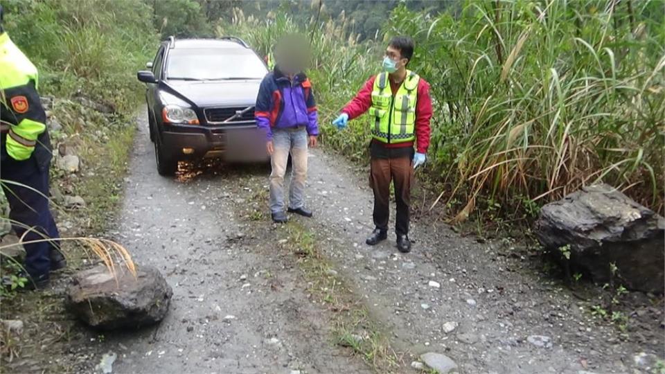 生死一瞬！左邊巨石、右邊懸崖閃山壁落石 花蓮小客車墜15米河谷4人受困