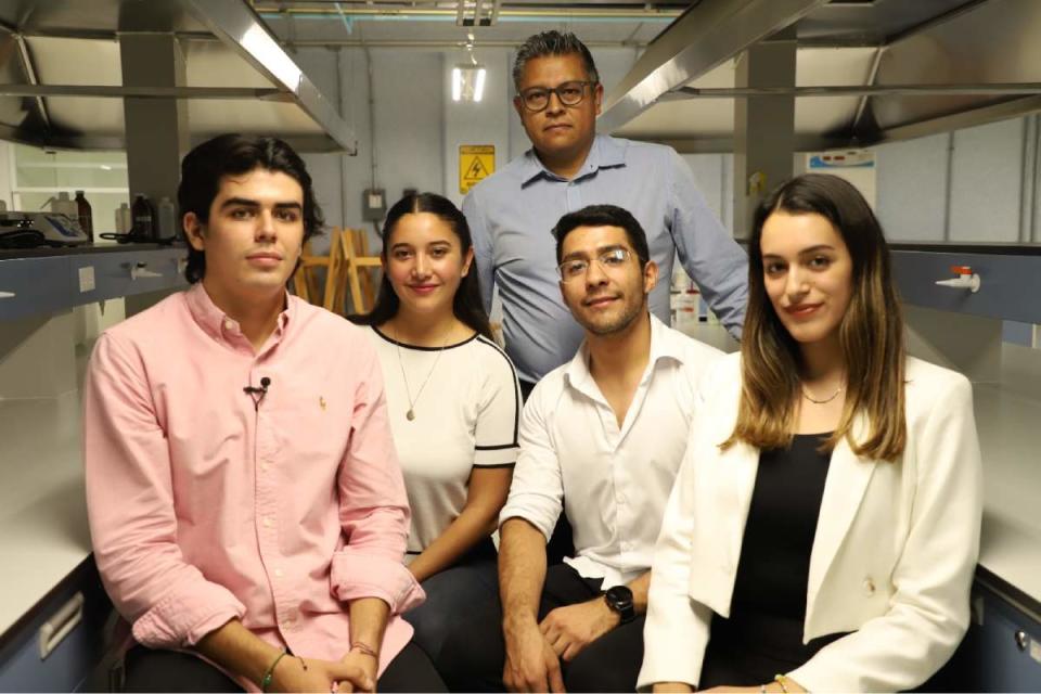 El equipo de investigadoras de la UG que crearon una tecnología para eliminar los nano y microplásticos del agua. (Foto: Cortesía Universidad de Guanajuato)