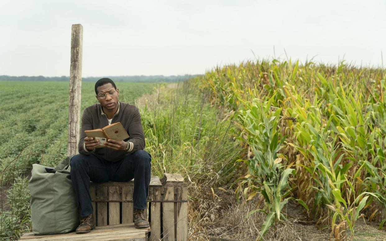 Atticus (Jonathan Majors) erhält von seinem Vater einen mysteriösen Brief, in dem er ihm offenbart, dass Atticus ein Recht auf ein geheimes Erbe hat. (Bild: Warner Bros. / 2020 Home Box Office, Inc.)