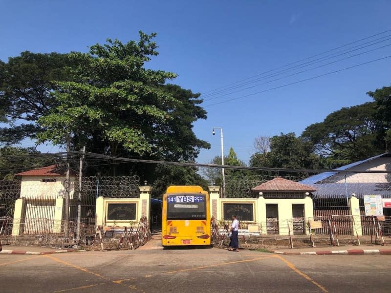 A bus drives onto the grounds of Insein Prison in Yangon to bring out released prisoners. As part of a new mass amnesty, the military junta in Myanmar has announced the release of around 9600 prisoners, including 114 foreigners. Yu Yu Lin/dpa