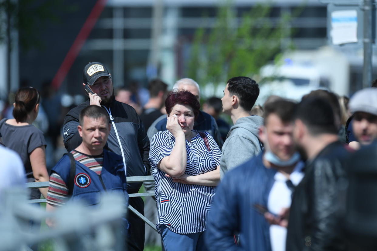 Angehörige der Opfer und Betroffene haben sich vor dem Gymnasium Nr. 175 versammelt (Bild: Maksim Bogodvid/Sputnik/dpa)