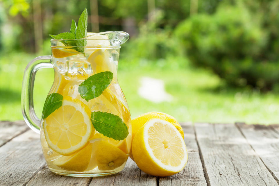 Hailey Hager und Hannah Hager, sie sind 13 und elf Jahre alt, verkaufen an einem Straßenstand frische Limonade. Ihr Ziel: Die Schulden des Schulbezirks in Höhe von 41.000 Dollar auszugleichen. Foto: Symbolbild / gettyimages / karandaev