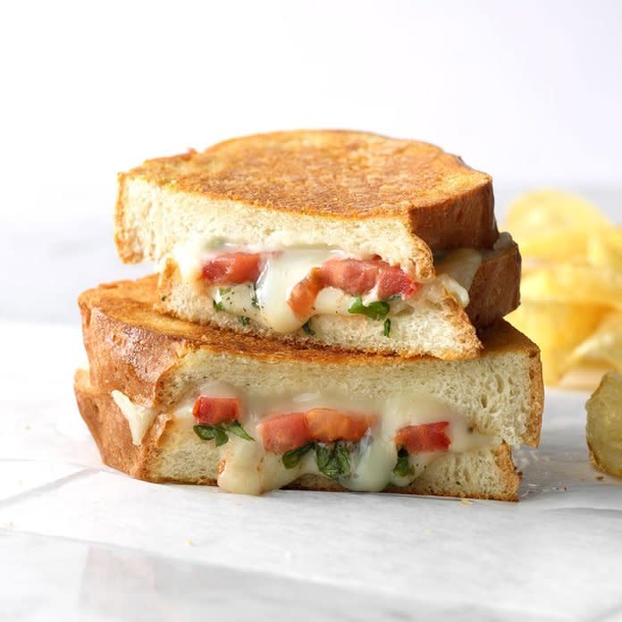 Basil Tomato Grilled Cheese Exps Sdas18 36113 C03 28  12b 3