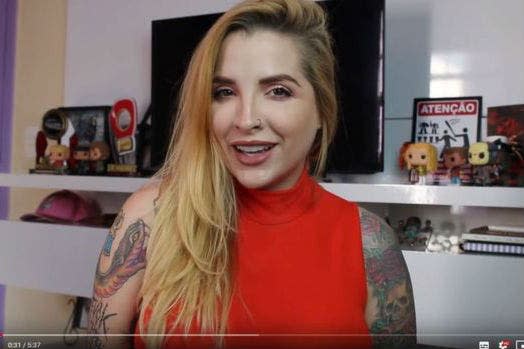 Clara Aguilar comparte en internet charlas de de sexo para quienes quieren iniciarse en esta actividad. Foto: YouTube. 