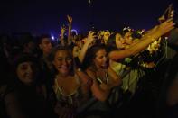 Fans watch a performance by New Zealand singer-songwriter Lorde at the Coachella Valley Music and Arts Festival in Indio, California April 12, 2014. REUTERS/Mario Anzuoni (UNITED STATES - Tags: ENTERTAINMENT)