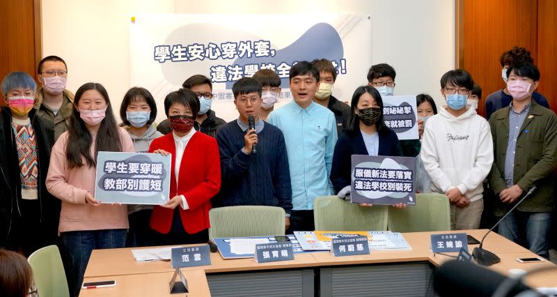 ▲台灣青年民主協會今（24）日公布「全台國高中禦寒衣物大調查結果」，發現高中職仍有 72.5 % 的學校不符合規定，國中更是有 95.6 % 依然違法。（圖／青民協提供）