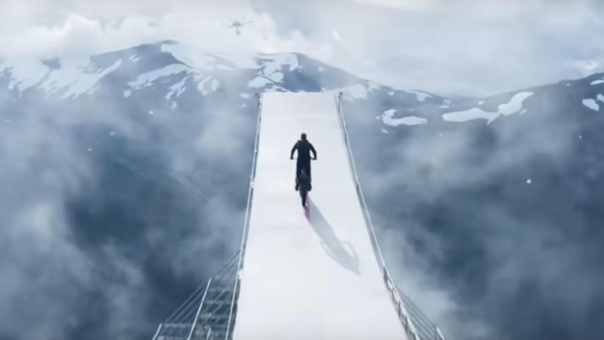 Um sich auf seinen atemberaubenden Klippensprung im neuen "Mission: Impossible"-Film vorzubereiten, trainierte Tom Cruise monatelang. (Bild: Paramount (Screenshot))