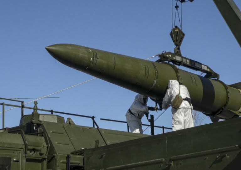 En esta fotografía publicada por el Servicio de Prensa del Ministerio de Defensa ruso el viernes 2 de febrero de 2024, tropas rusas cargan un misil Iskander en un lanzador móvil durante ejercicios en un lugar no revelado en Rusia.