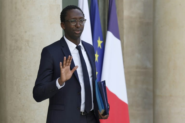 El secretario de Estado del Mar y Biodiversidad de Francia, Hervé Berville, sale del Palacio Presidencial Elysee en París, Francia, el 15 de mayo de 2024. (Geoffroy VAN DER HASSELT)