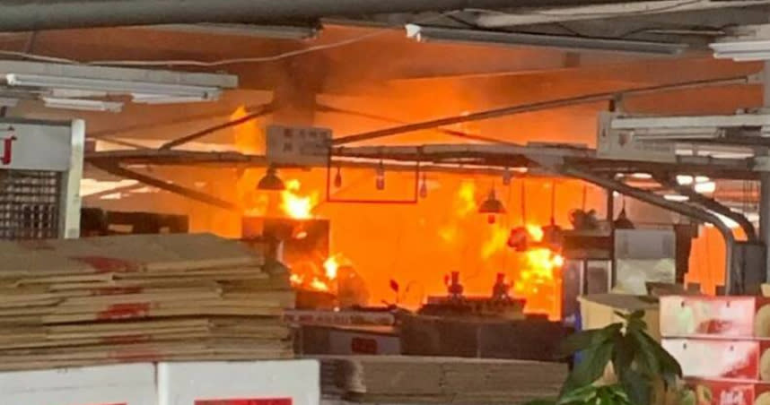 宜蘭黎明二路果菜市場今下午4時許發生火警，市場陷入一片火海中，警消獲報後趕往灌救撲滅火勢，所幸無人員受傷。（圖／翻攝畫面）