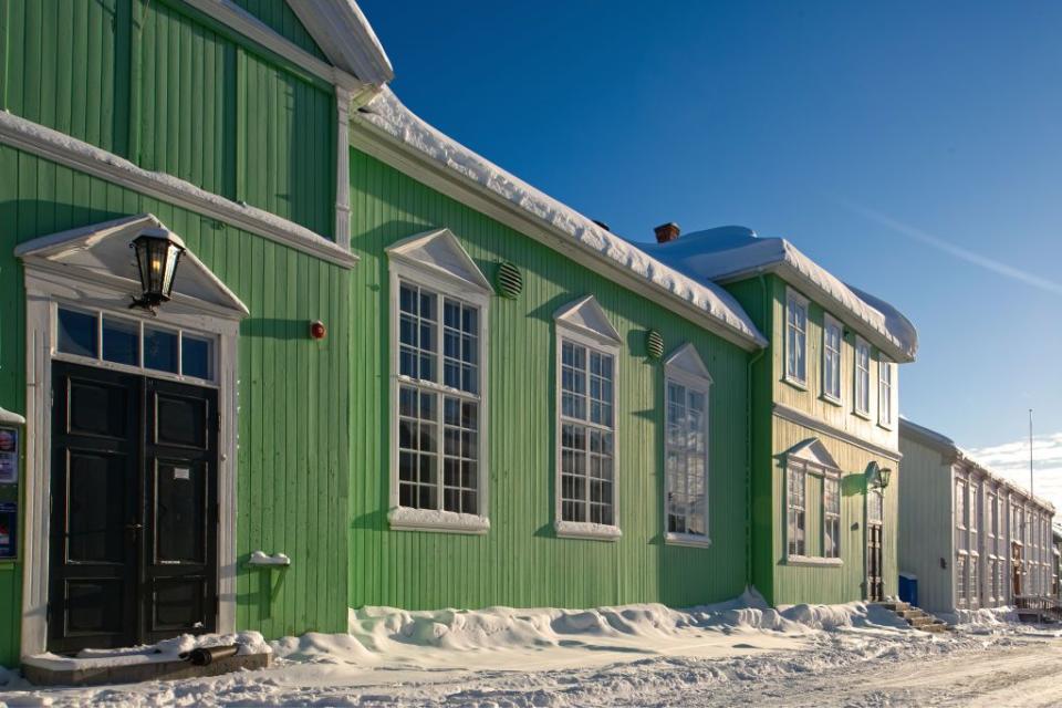 <p>A grass-green exterior brings some warmth to snowy Norway.</p>