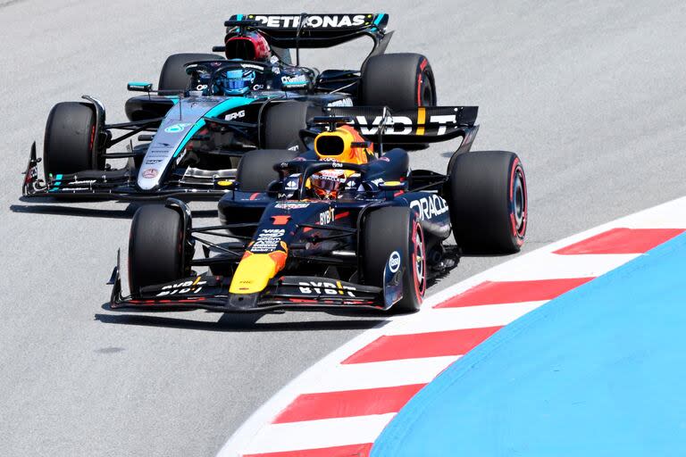 Max Verstappen supera en su Red Bull al Mercedes de George Russell en el reciente Gran Premio de Esapaña; a los responsables de la escuadra alemana les gustaría tener al neerlandés como piloto en 2025.