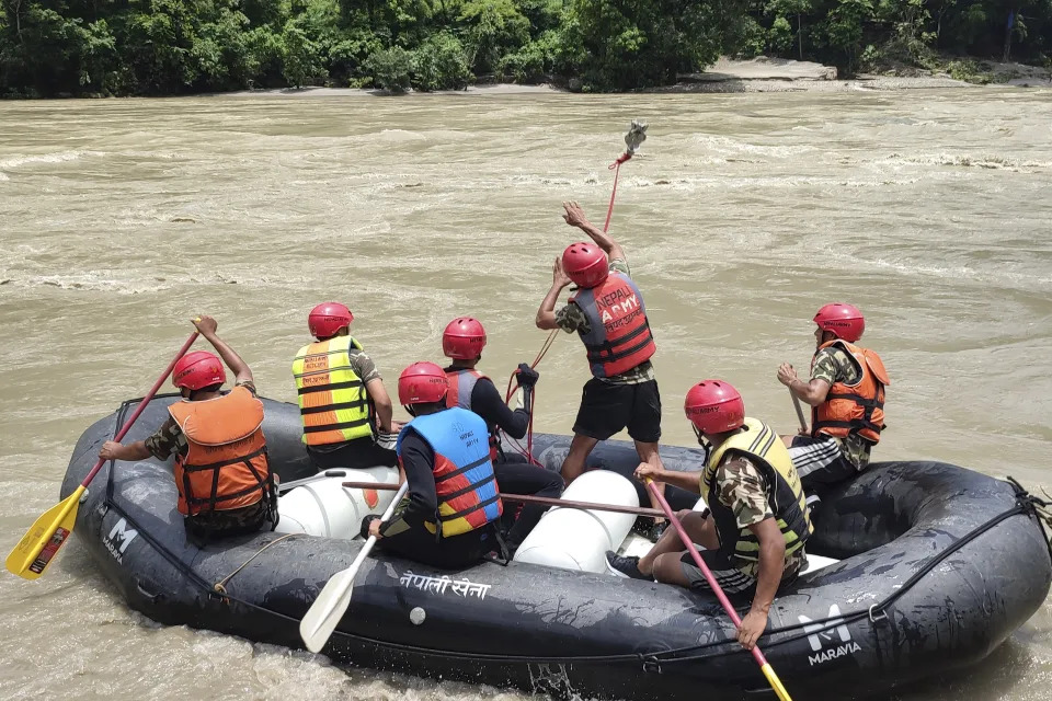 Nepal ordusu personeli, başkent Katmandu'nun yaklaşık 120 kilometre (75 mil) batısındaki Simaltal yakınlarında iki otobüsün otoyoldan çıkarak taşan nehre sürüklenmesinin ardından hayatta kalanları arama operasyonu yürütüyor, 13 Temmuz 2024 Cumartesi. (AP Fotoğrafı/ Ramesh Paudel)