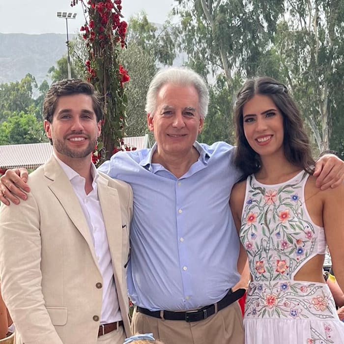 Álvaro Vargas Llosa junto a Josefina y su prometido