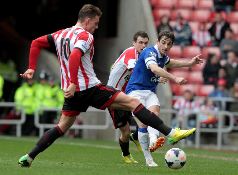 Sunderland's Connor Wickham (L) and Everton's Leighton Baines during their Premier League match in Sunderland on April 12, 2014