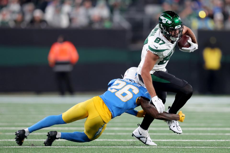 Nov 6, 2023; East Rutherford, New Jersey, USA; New York Jets tight end C.J. Uzomah (87) runs with the ball against Los Angeles Chargers cornerback <a class="link " href="https://sports.yahoo.com/nfl/players/33435/" data-i13n="sec:content-canvas;subsec:anchor_text;elm:context_link" data-ylk="slk:Asante Samuel Jr.;sec:content-canvas;subsec:anchor_text;elm:context_link;itc:0">Asante Samuel Jr.</a> (26) during the third quarter at MetLife Stadium. Mandatory Credit: Brad Penner-USA TODAY Sports