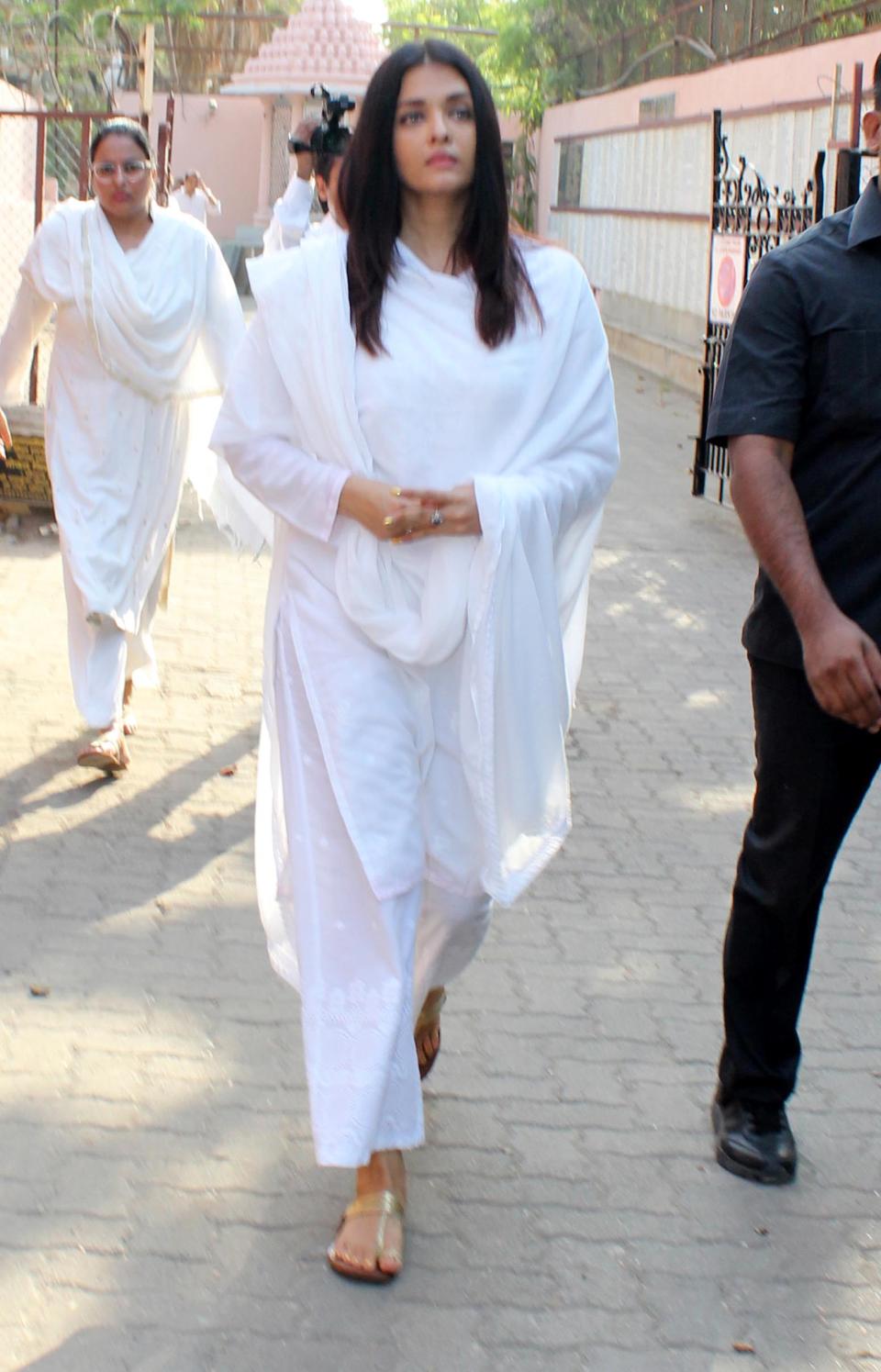 A sombre Aishwarya at the funeral.