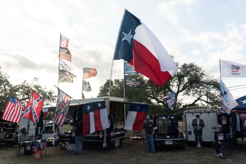 La caravana de camioneros "Recuperemos nuestra frontera" se concentra en Dripping Springs, Texas