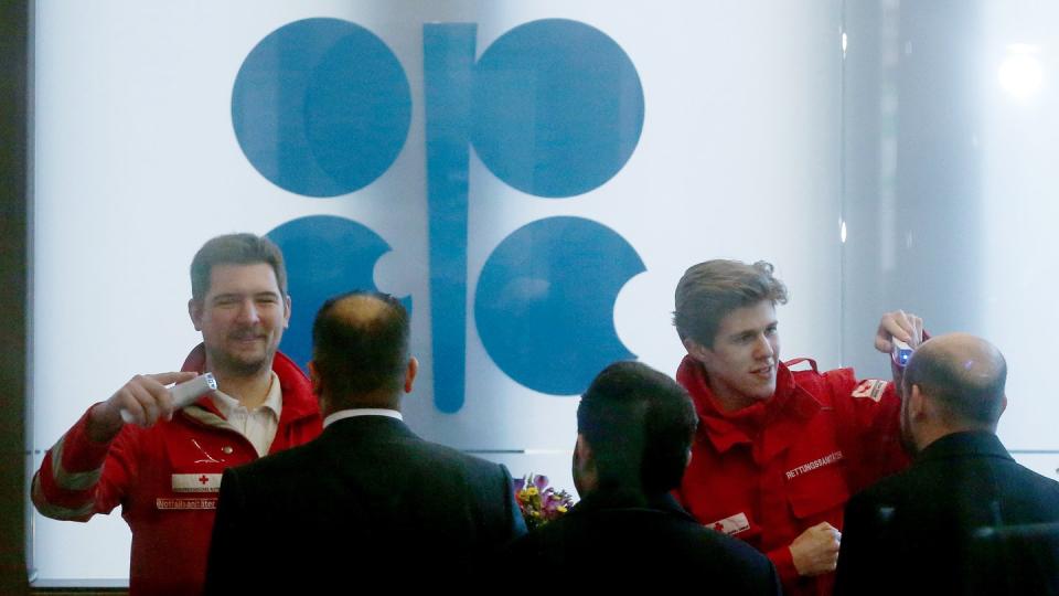 Das Coronavirus hat auch Auswirkungen auf die Opec - nicht nur in Bezug auf die Nachfrage nach Rohöl wegen der stockenden Wirtschaft, sondern auch für die Teilnehmer des Treffens in Wien. Rettungskräfte überprüfen deren Körpertemperatur.