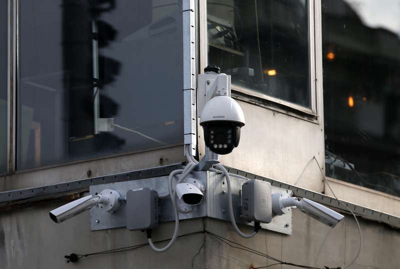 中國將科技監控結合社會信用系統，人民的日常生活在政府面前無所遁形。圖為上海一架華為監視攝影機。（AP）