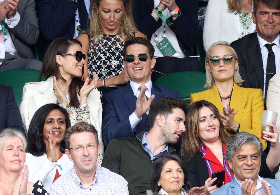 Hayley Atwell, Tom Cruise y Pom Klementieff en la final de Wimbledon. (Foto: Karwai Tang / Getty Images)