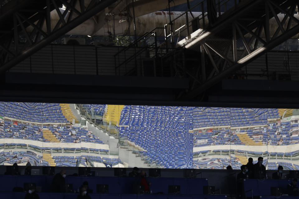 Las gradas vacías del Estadio Olímpico de Roma se reflejan en las ventanas del centro del prensa durante el partido Lazio-Sampdoria de la Serie A italiana. (AP Foto/Gregorio Borgia)