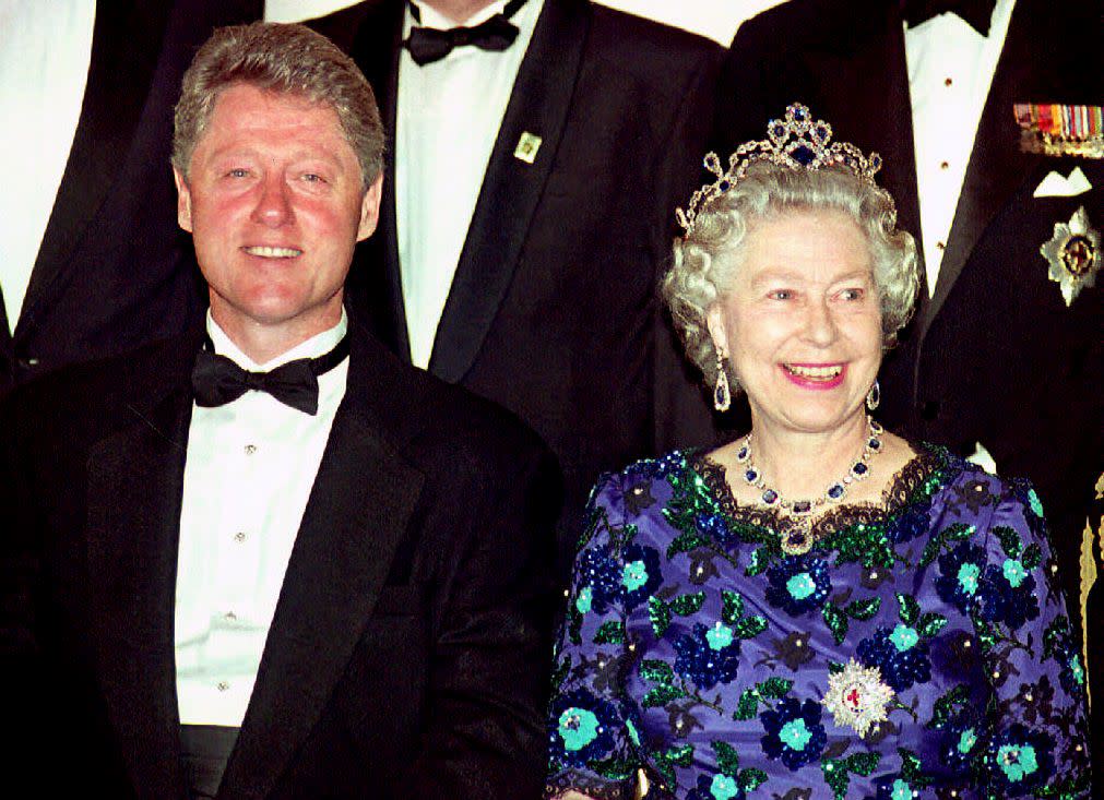 US President Bill Clinton and Britain's Queen Elizabeth II smile for the cameras during the group photo session at the Guildhall  04 June 1994 prior to a celebratory banquet for the 50th anniversary of the D-Day invasion of Normandy. (Photo by GERRY PENNY / AFP) (Photo by GERRY PENNY/AFP via Getty Images)