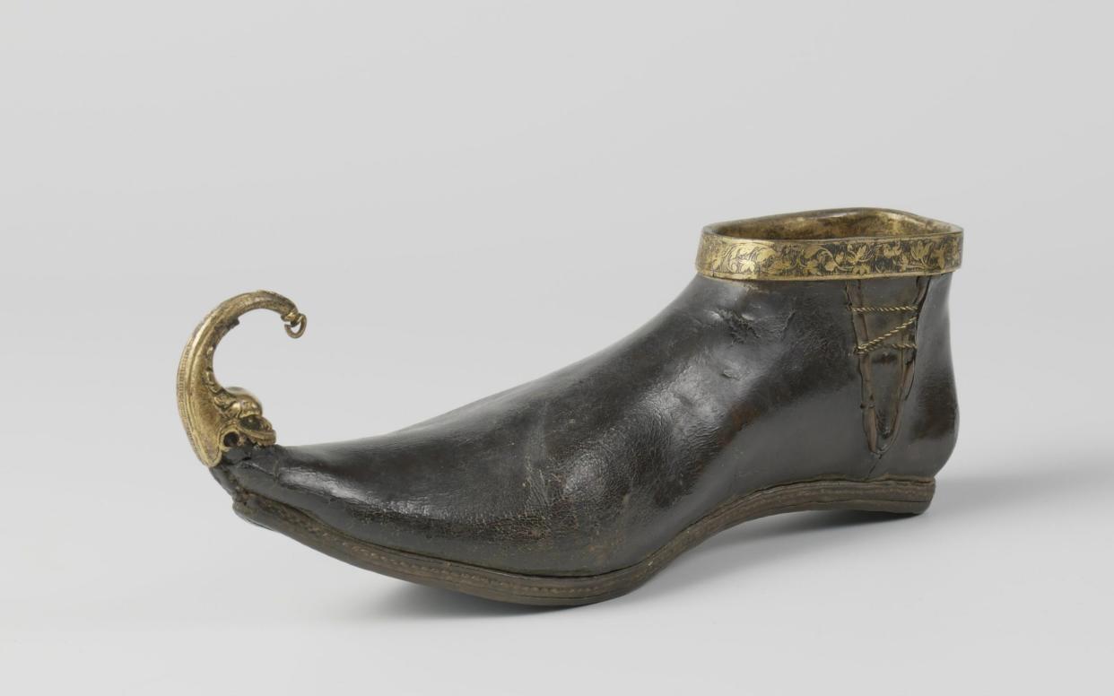 Poulaine shoes became popular in the 14th century 