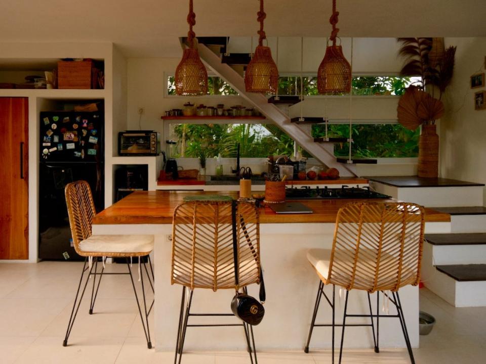 La isla de la cocina se puede utilizar como mesa de comedor.