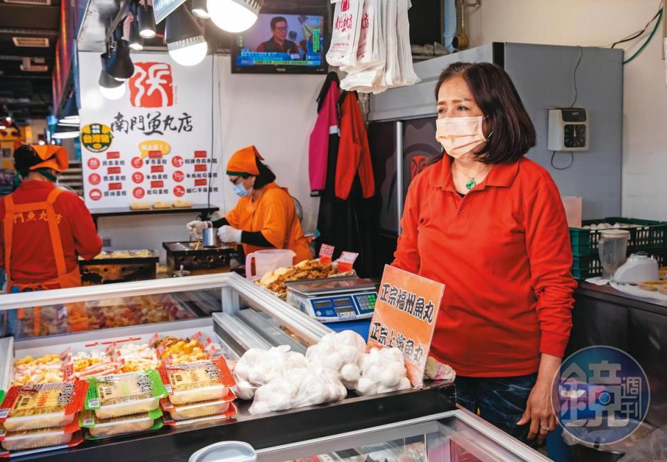 做魚丸需要大量人手，郭婕汝（右）從婚後一路陪著先生打拚，是撐起老店的功臣。