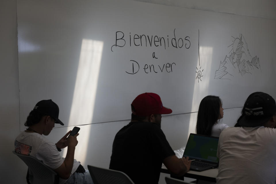 Un autobús procedente de Texas con migrantes llega a un refugio en Denver el 4 de junio de 2024. (Rachel Woolf/The New York Times).