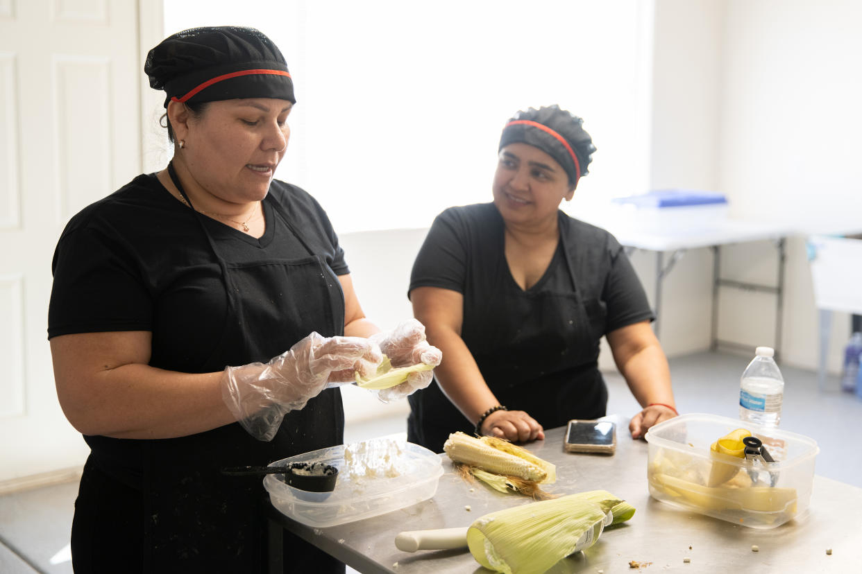 Imelda Hartley, que inició su carrera en la gastronomía preparando tamales en casa y ahora administra su negocio Happy Tamales en una cocina comercial, en Phoenix, el 23 de abril de 2023. (Caitlin O