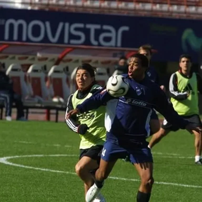 Álvaro Pereira, con la camiseta de Quilmes, protege la pelota ante la marca de Marcelo Gallardo