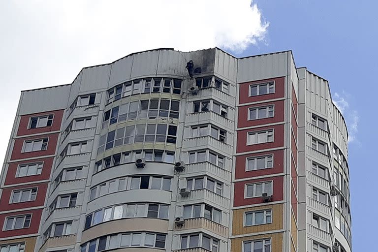 Un inspector revisa los daños después de que un dron ucraniano alcanzara un edificio en Moscú, Rusia, el martes 30 de mayo de 2023.
