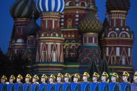 <p>Die russische Ehrengarde bei den Proben für das jährlich stattfindende „Spasskaya Tower“-Militärmusikfestival am Roten Platz in Moskau. Im Hintergrund ist die Basilius-Kathedrale zu sehen. (Bild: AP Photo/Pavel Golovkin) </p>